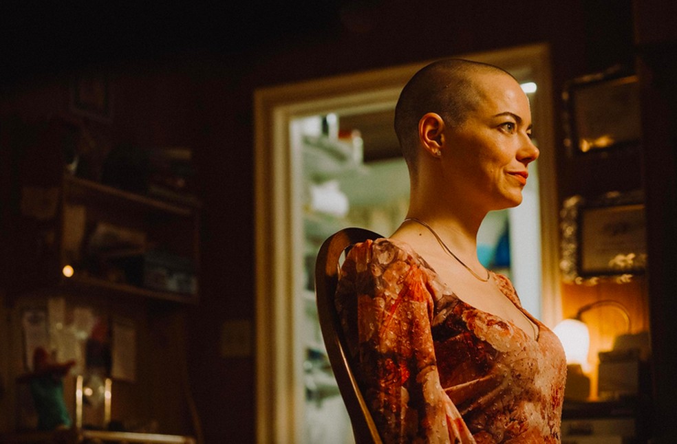 Emma Stone with her hair shaved in a scene from Bugonia (2025) — Photo: Reproduction