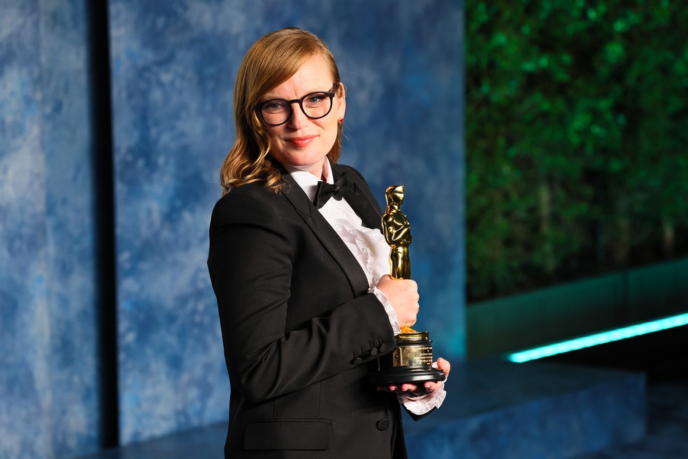 A atriz, roteirista e diretora canadense ​​Sarah Polley com o Oscar vencido por ela por Entre Mulheres (2022) — Foto: Getty Images