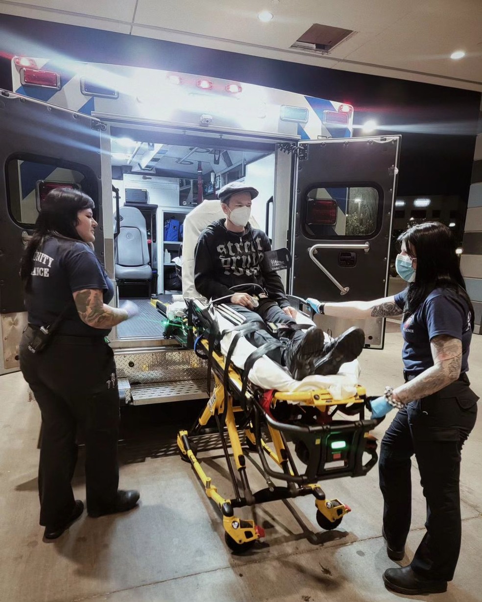 Deryck Whibley entra na ambulância antes de ser internado — Foto: Reprodução/Instagram