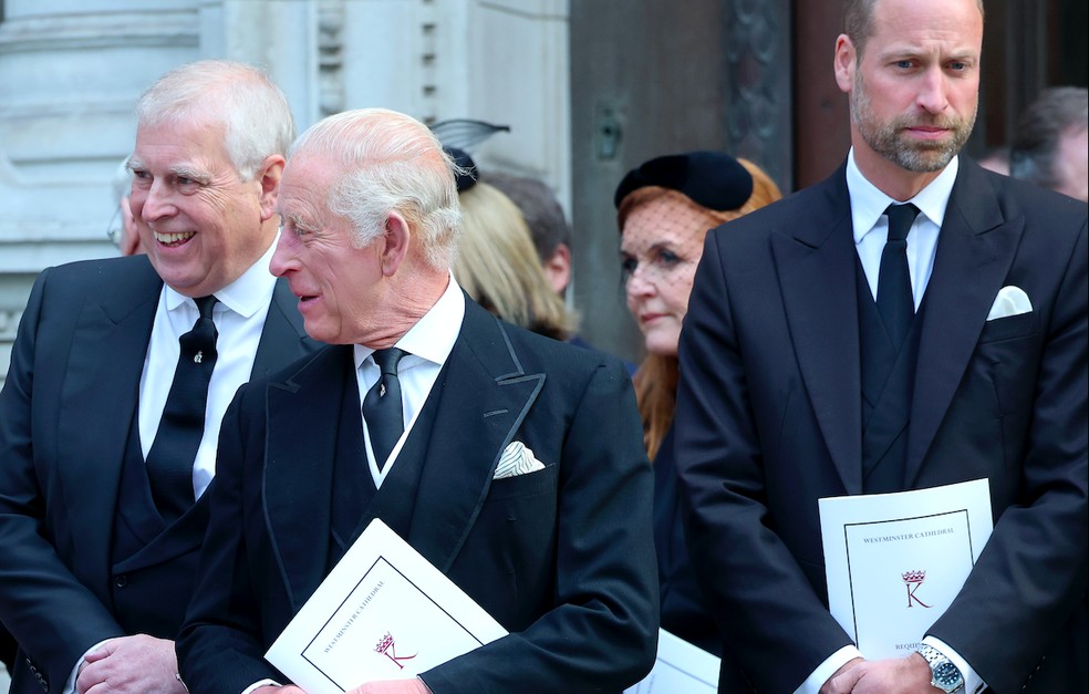 Príncipe Andrew, Rei Charles III e Príncipe William no funeral de Katharine, Duquesa de Kent (1933-2025) na Catedral de Westminster, em 16 de setembro de 2025 — Foto: Getty Images