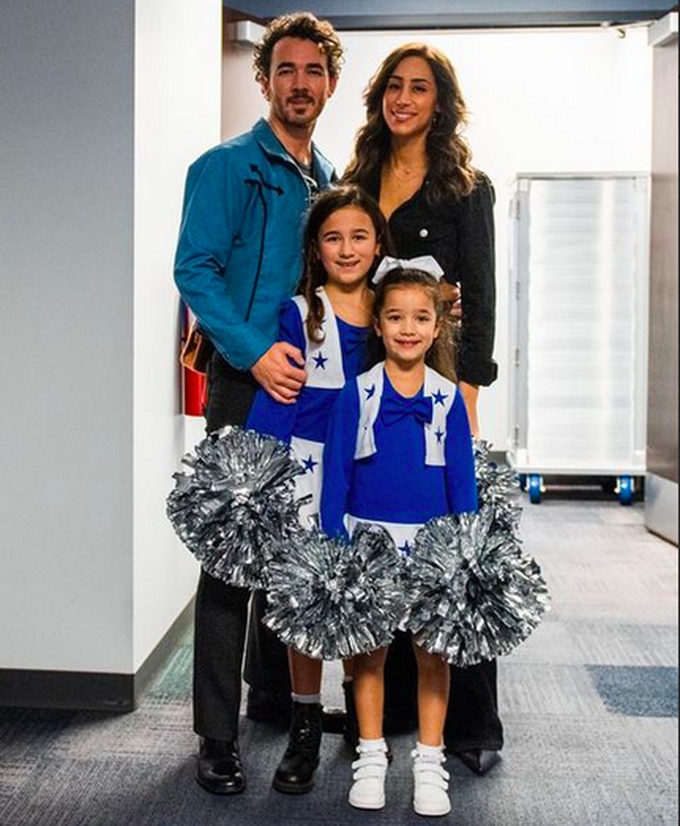 Nick Jonas e Danielle Jonas com as duas filhas — Foto: Instagram