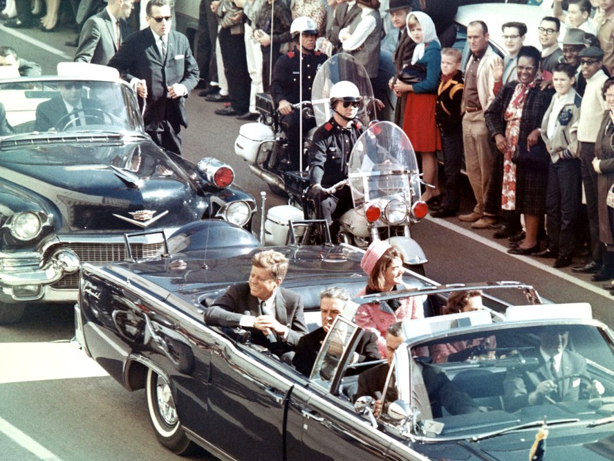A comitiva de Kennedy pouco antes dos tiros em Dallas