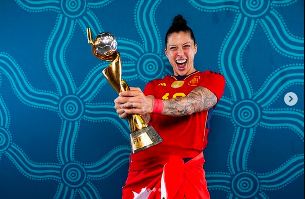 Jenni Hermoso com a taça da Copa do Mundo de futebol feminino — Foto: Instagram