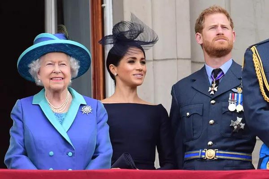 A rainha Elizabeth, a duquesa Meghan Markle e o príncipe Harry (Foto: Getty Images)