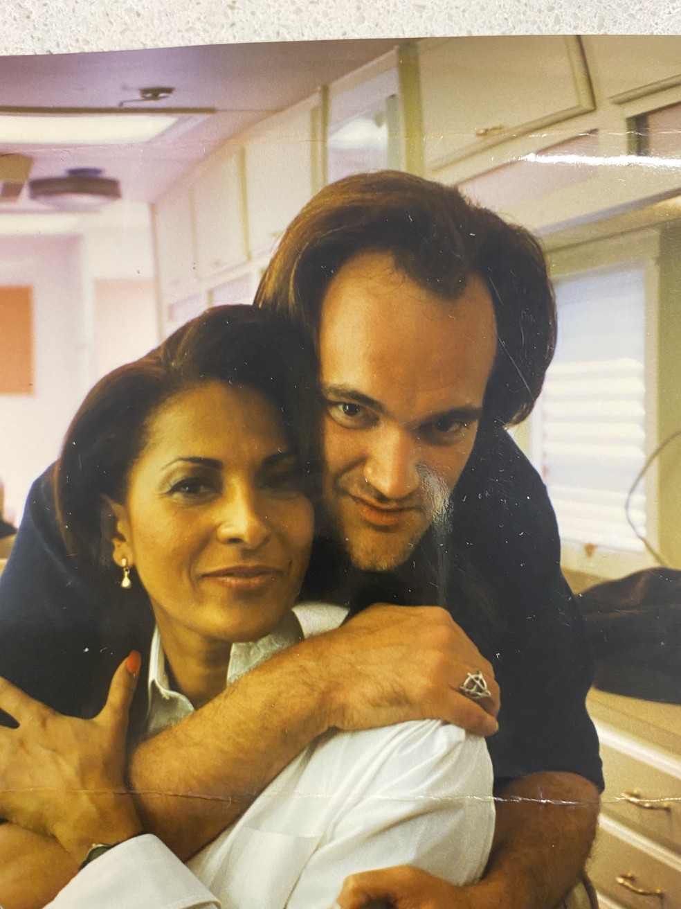 A atriz Pam Grier com Quentin Tarantino nos bastidores de 'Jackie Brown' — Foto: reprodução