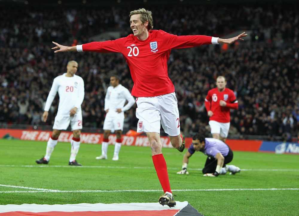 Peter Crouch, ex-atacante inglês grandalhão, zoa vídeo viral com 'ETs