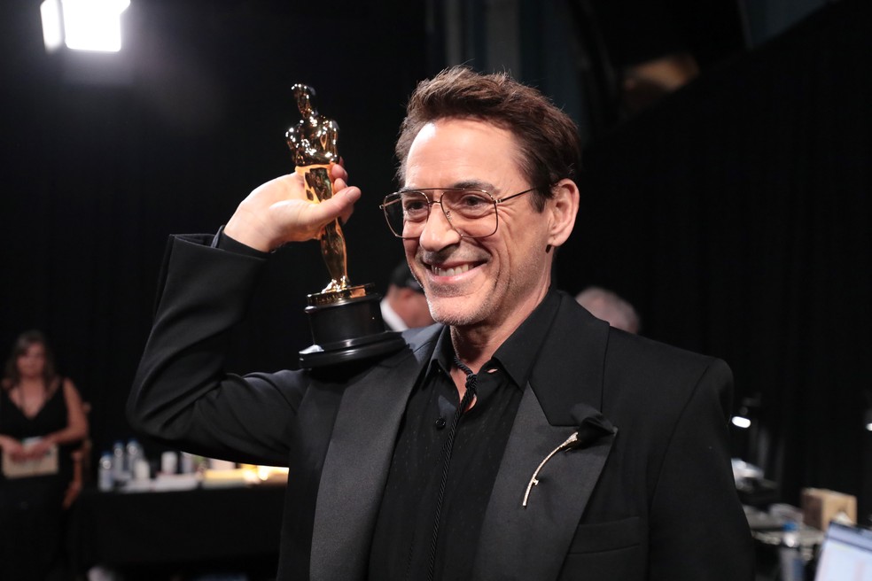 Robert Downey Jr. na saída do palco do Oscar 2024 após receber o Prêmio por Melhor Ator Coadjuvante. — Foto: Getty Images
