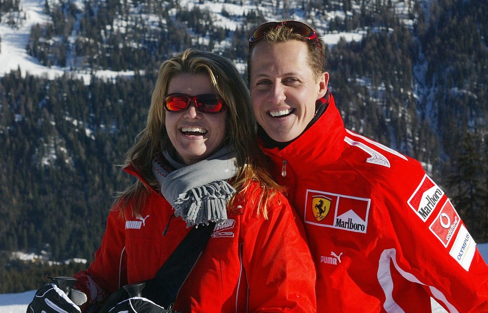 O piloto alemão de Fórmula 1 Michael Schumacher posa com sua esposa, Corinna, no resort de inverno de Madonna di Campiglio, nas Dolomitas, norte da Itália, 11 de janeiro de 2005 — Foto: Getty Images