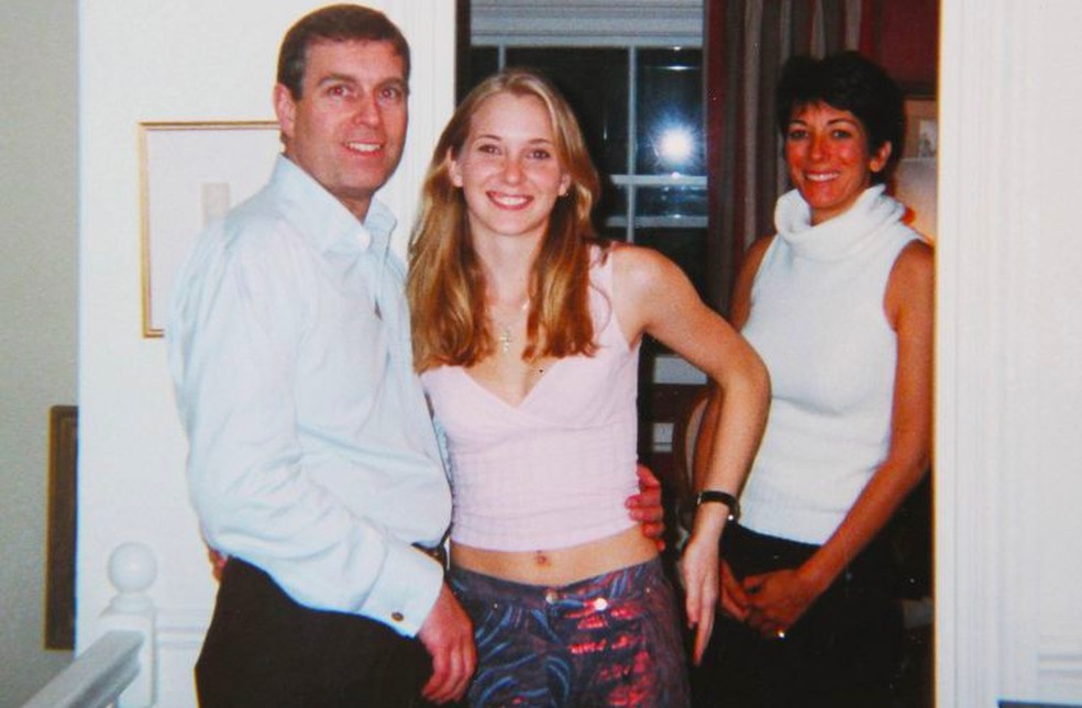 Príncipe Andrew, Virginia Giuffre (1983-2025) e Ghislaine Maxwell em foto de março de 2001 — Foto: Reprodução