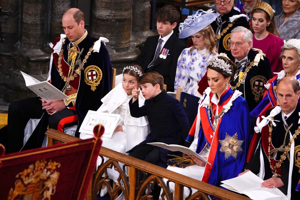 Família de Príncipe Edward na fileira atrás de seu sobrinho Príncipe William e Kate Middleton durante coroação de Rei Charles III — Foto: Getty Images
