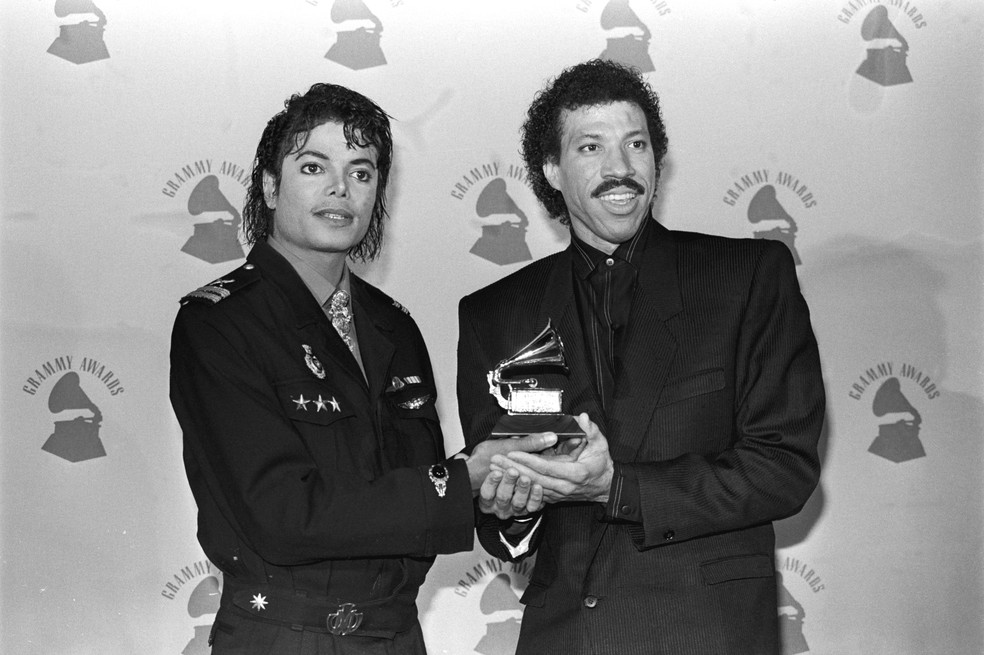 Michael Jackson e Lionel Richie recebendo o Grammy por 'We Are The World', em 1986. — Foto: Bettmann