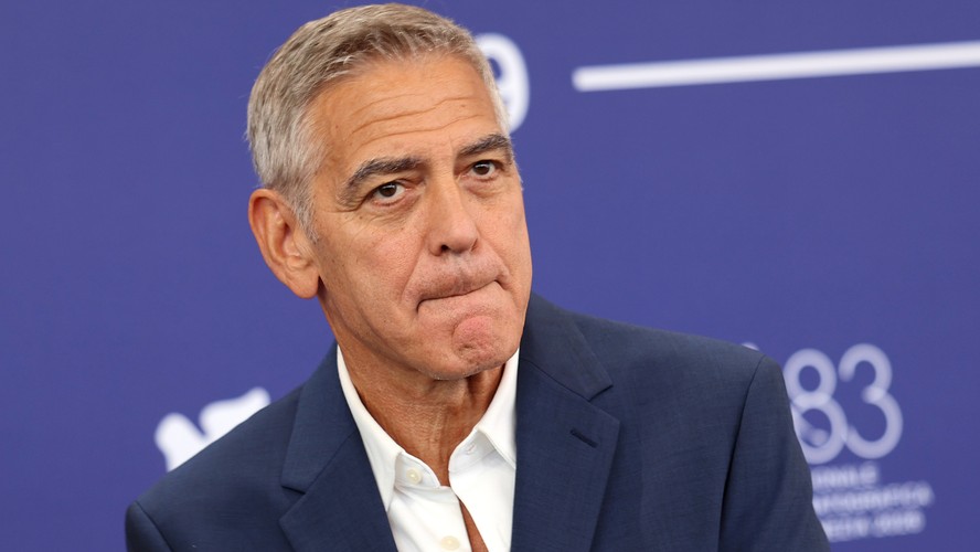 George Clooney comparece à sessão de fotos do Leão de Ouro pelo Conjunto da Obra durante o 83º Festival Internacional de Cinema de Veneza no Palazzo del Casino em 2 de setembro de 2026 em Veneza, Itália.