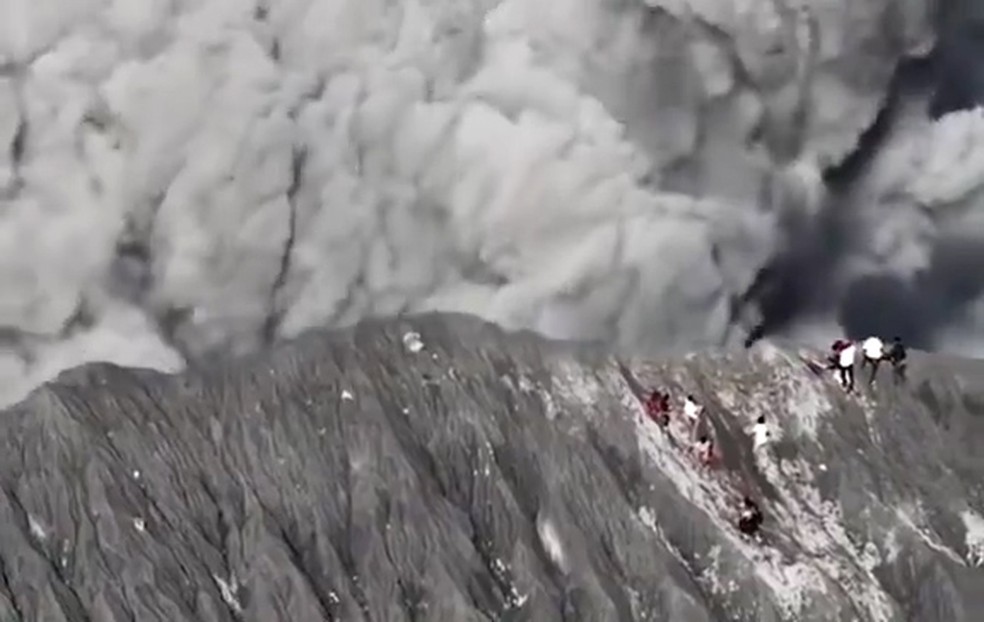 Montanhistas fogem das cinzas da erupção do vulcão no monte Dukono — Foto: reprodução/X