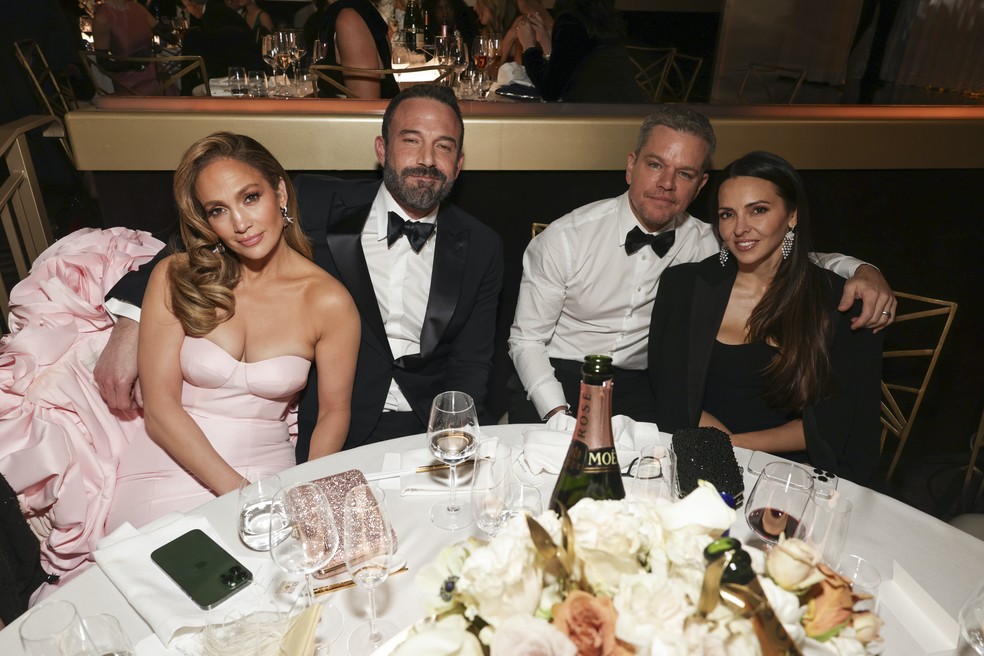 Jennifer Lopez, Ben Affleck, Matt Damon e Luciana Barroso no Globo de Ouro 2024 — Foto: Getty Images