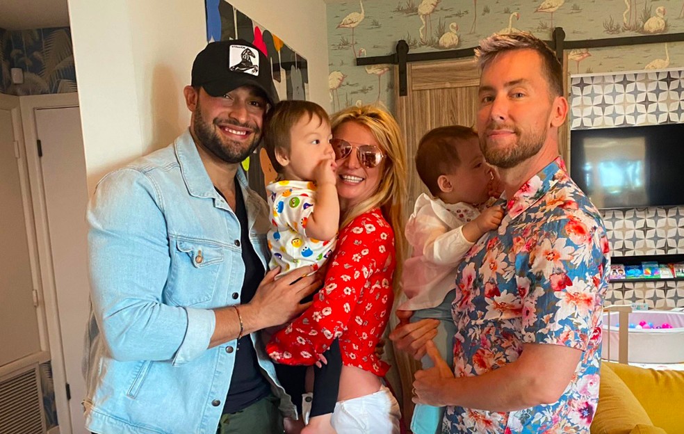 Britney Spears com o marido e os filhos do amigo e colega de profissão Lance Bass — Foto: Twitter