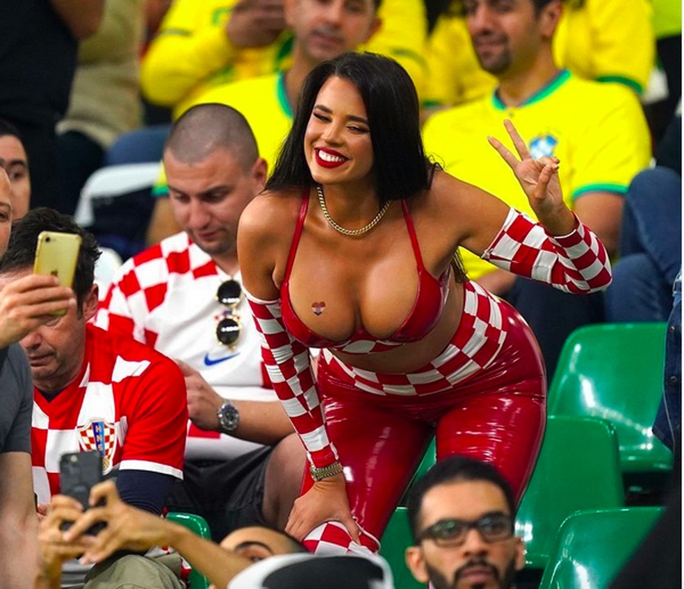 A modelo e influencer croata Ivana Knoll celebrando seus mais de 2 milhões de seguidores após a vitória da Croácia em cima do Brasil na Copa do Mundo do Catar — Foto: Instagram