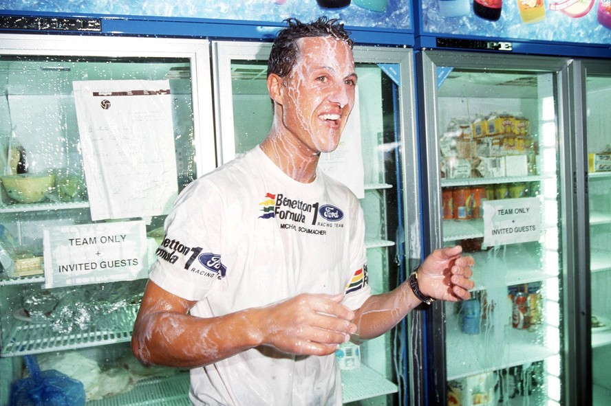 Michael Schumacher celebrando seu primeiro título mundial de Fórmula 1, em 1994