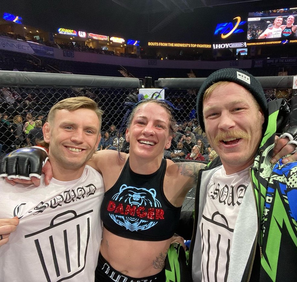 Astro do UFC diz ter sido traído por esposa, também lutadora, durante