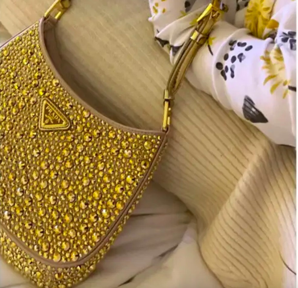 A bolsa de 20 mil reais no braço da filha de 2 anos da modelo Gigi Hadid — Foto: Instagram