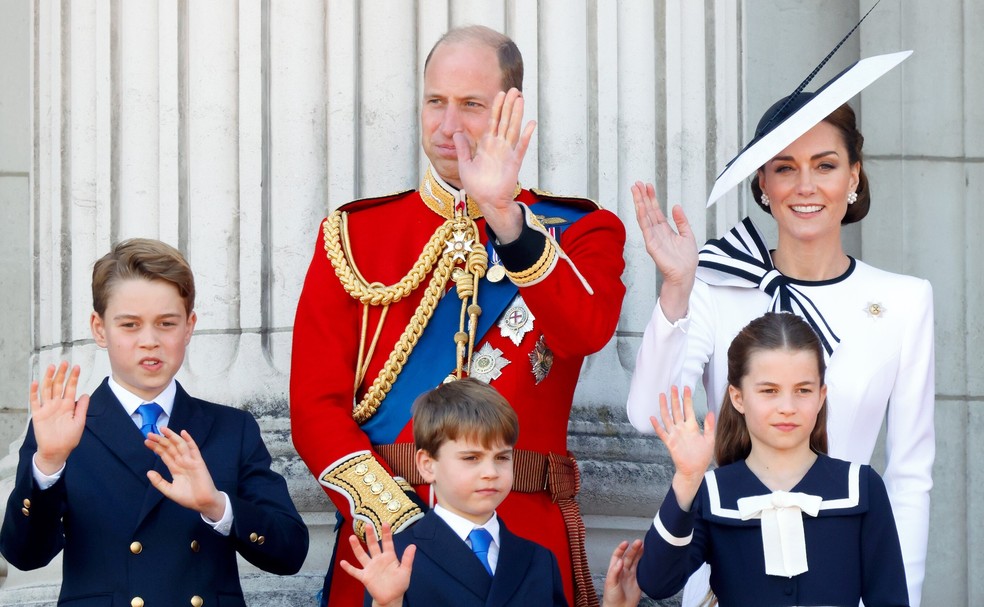 William e Kate Middleton com os filhos George, Louis e Charlotte em evento da Família Real — Foto: Getty Images