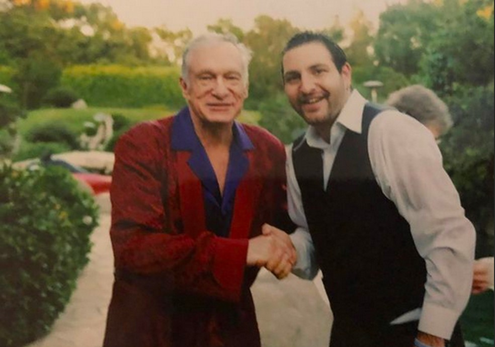 Bryant Horowitz com o empresário Hugh Hefner (1926-2017) — Foto: Instagram