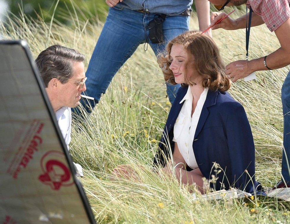 Hugh Grant e Rebecca Ferguson no set de 'Florence — Quem É Essa Mulher?' (2016). — Foto: IMDb