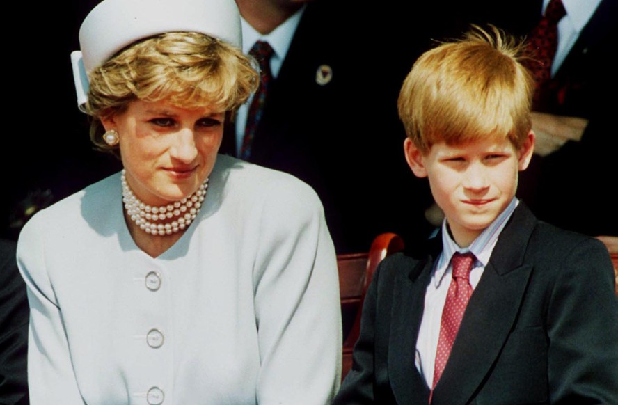 A Princesa Diana (1961-1997) e o Príncipe Harry em foto de 1995
