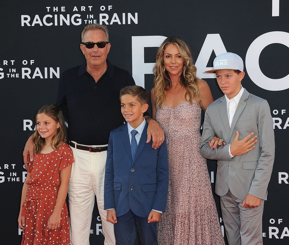 Kevin Costner, sua agora ex-esposa, Christine Baumgartner, e os três filhos deles - Cayden, Hayes e Grace