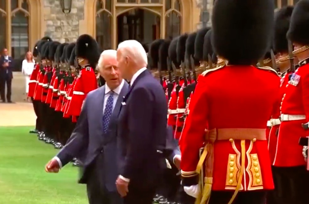 O Rei Charles III durante visita de Joe Biden, presidente dos EUA, ao Reino Unido — Foto: Twitter