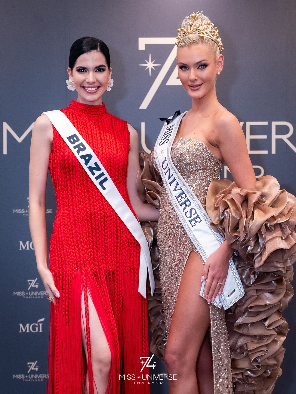 A representante do Brasil Maria Gabriela Lacerda ao lado da atual Miss Universo, a dinamarquesa Victoria Kjær Theilvig. — Foto: reprodução/Facebook