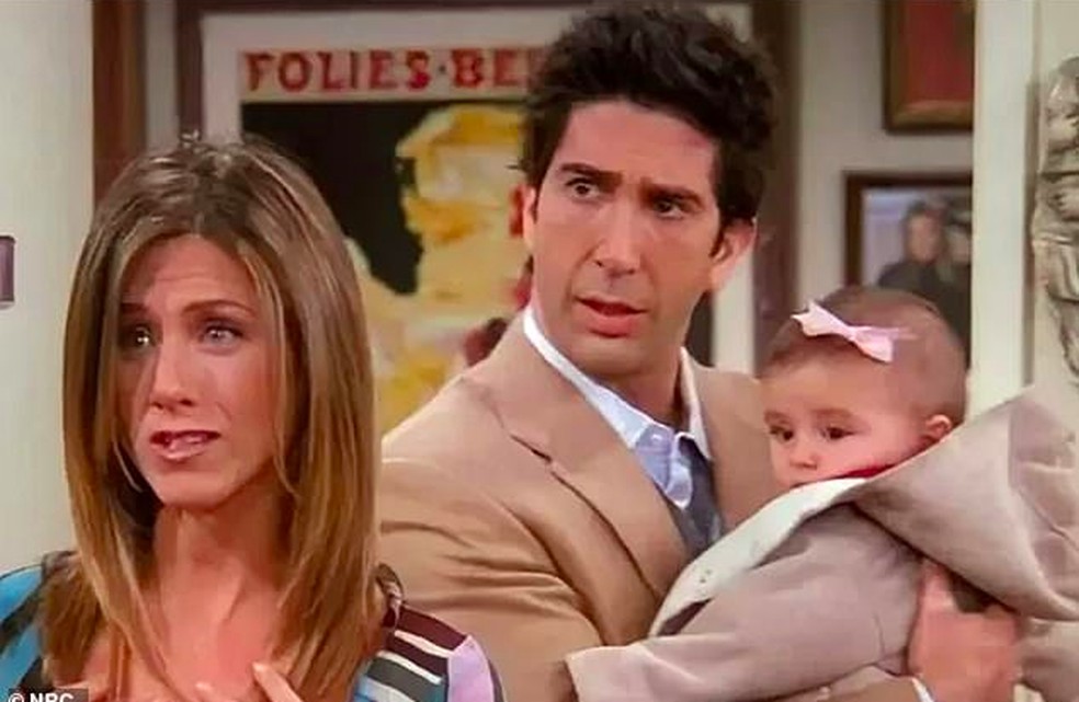 Alexandra e Athena Conley deram vida à filha de Rachel Greene (Jennifer Aniston) e Ross Geller (David Schwimmer) em Friends — Foto: Reprodução