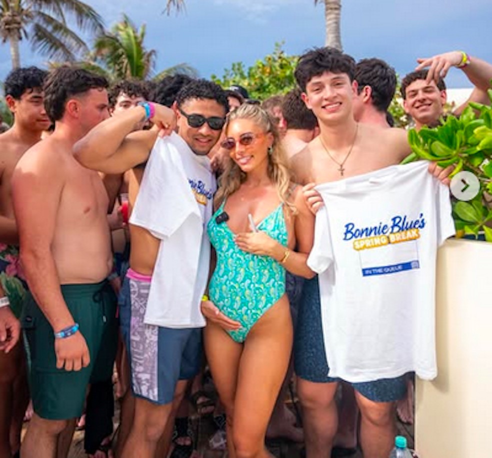 A influencer Tia Billinger, conhecida pelo nome artístico Bonnie Blue, em post ostentando sua falsa gravidez durante viagem ao México — Foto: Instagram