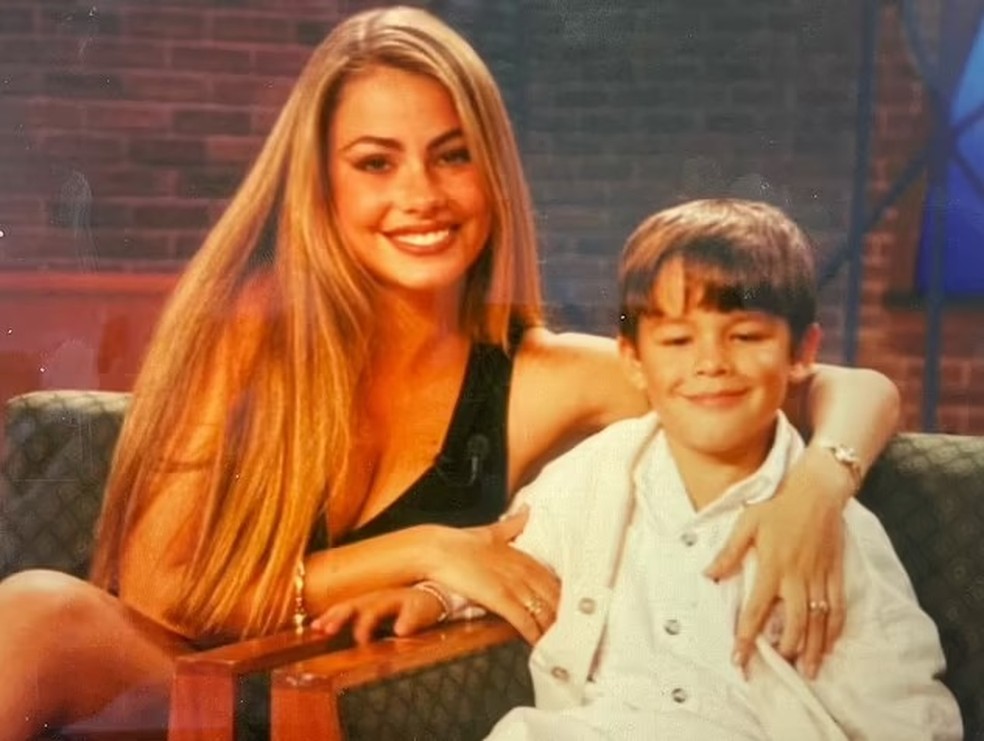 Sofia Vergara ao lado do filho Manolo quando este ainda era uma criança - hoje ele tem 31 anos de idade  — Foto: Instagram