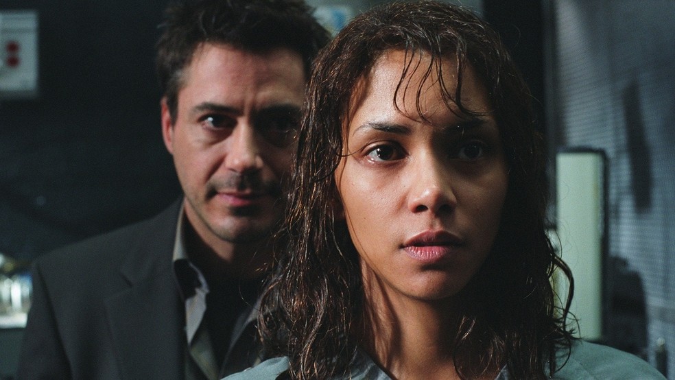 Robert Downey Jr. e Halle Berry em 'Na Companhia do Medo' — Foto: Divulgação