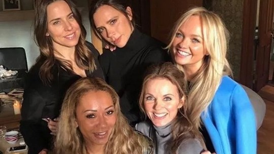 Mel B promete que Victoria Beckham estará em reunião misteriosa das Spice Girls: "As cinco de nós"