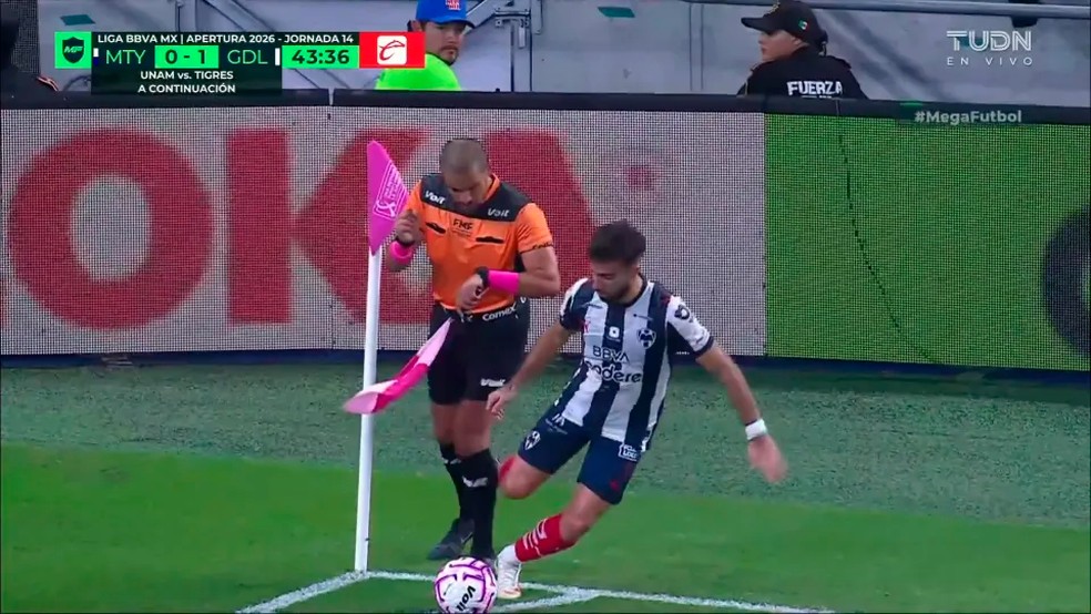 Jogador Diego Rossi, do Monterrey, erra bola e acerta bandeirinha — Foto: reprodução