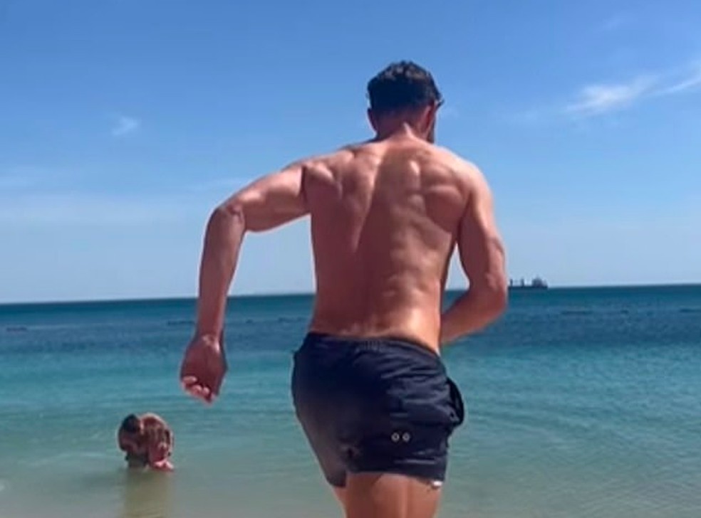 Jamie Dornan mergulhando em praia portuguesa — Foto: Instagram