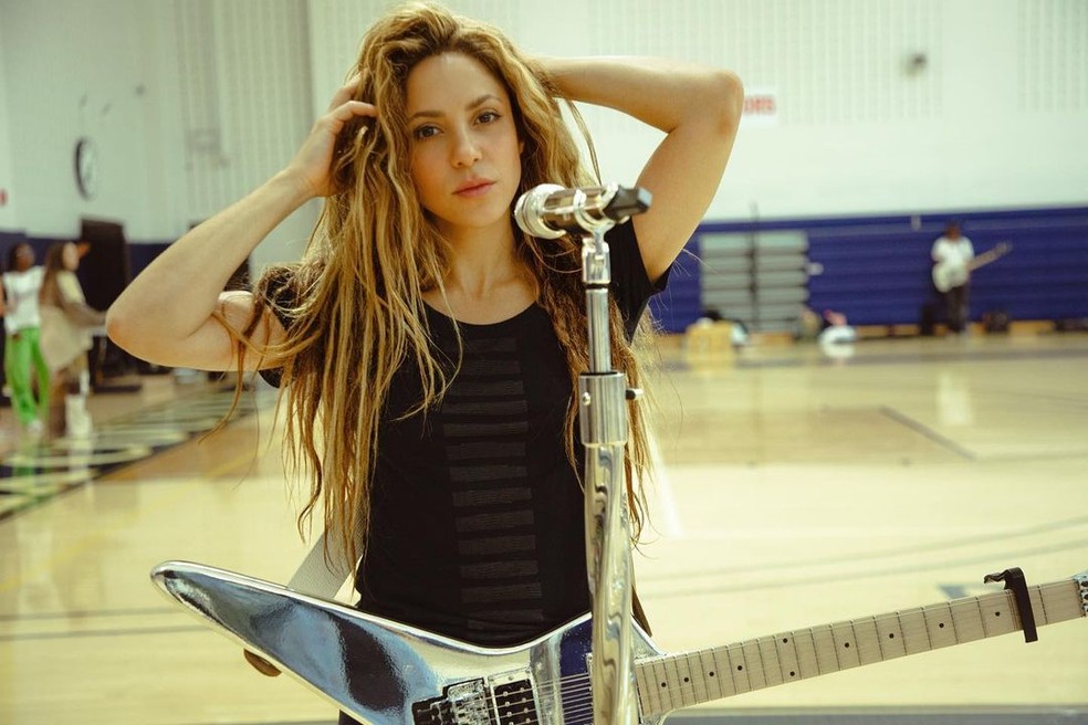 Shakira assusta fãs com elasticidade em ensaio para apresentação — Foto: reprodução/instagram