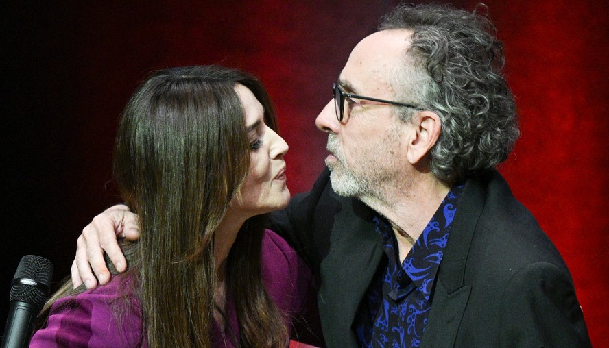 Tim Burton recebeu o prêmio Lumière de Monica Bellucci durante o 14º Festival de Cinema Lumière em 21 de outubro de 2022 em Lyon, França
