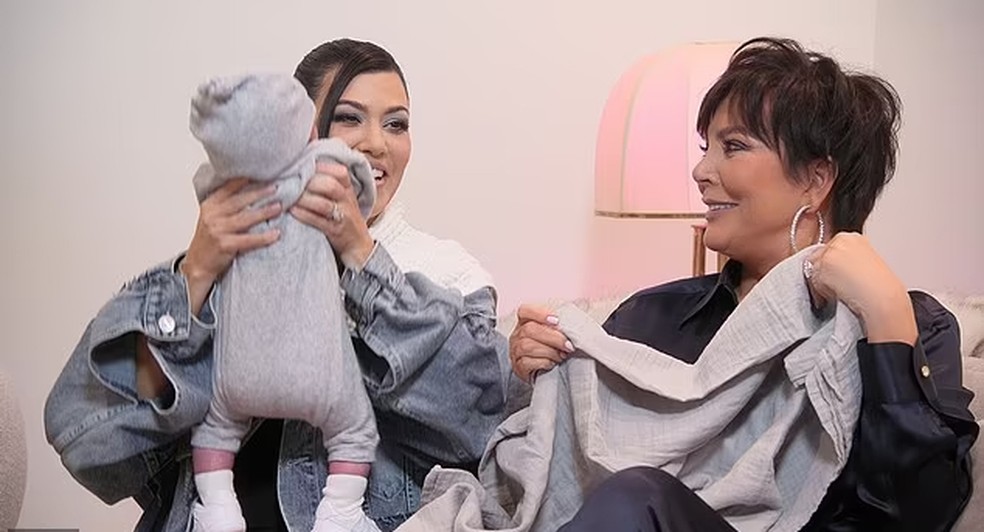 Kourtney Kardashian segurando o filho caçula de Khloé ao lado de sua mãe, Kris Jenner — Foto: reprodução