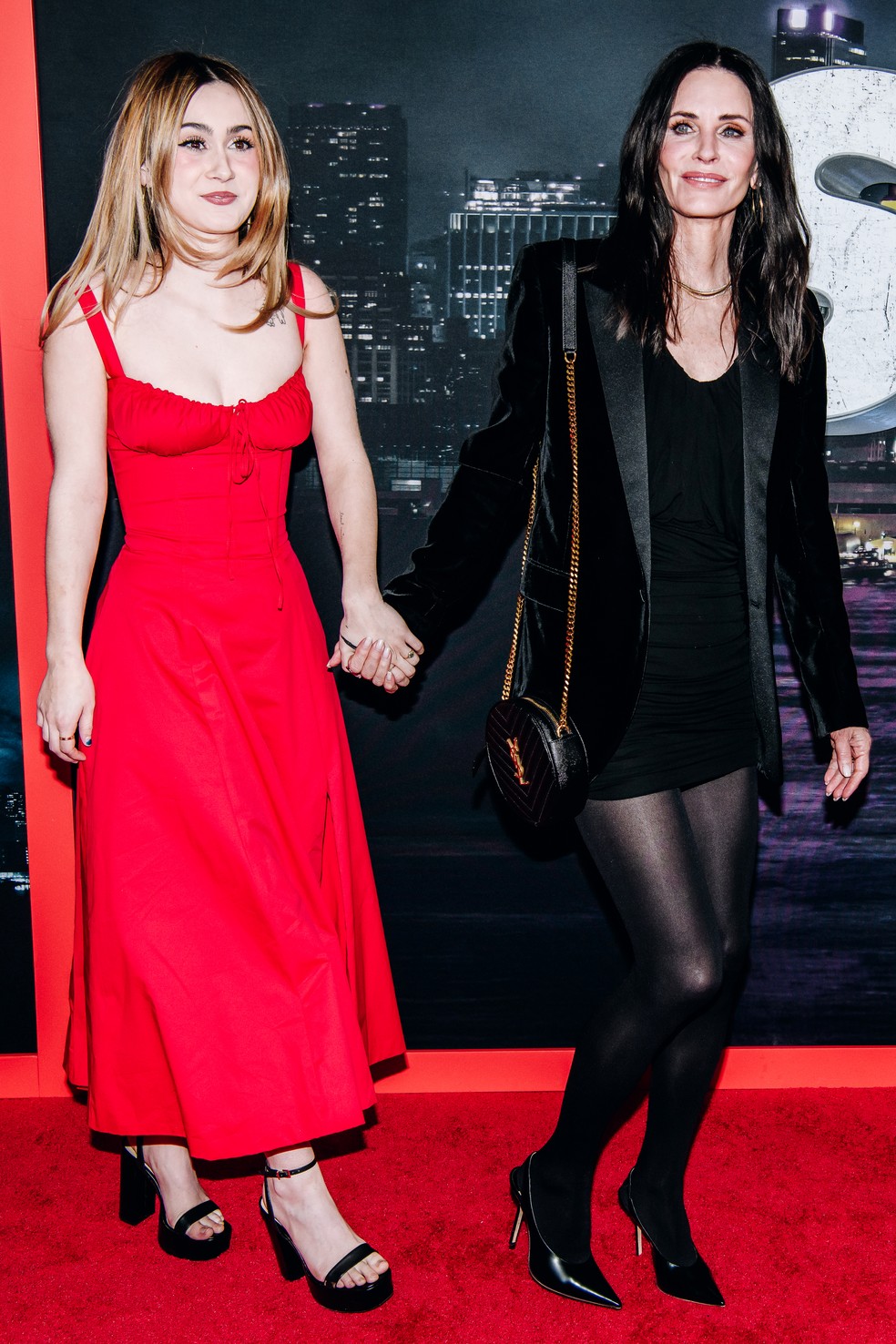 Filha de 18 anos de Courteney Cox e David Arquette rouba a cena em