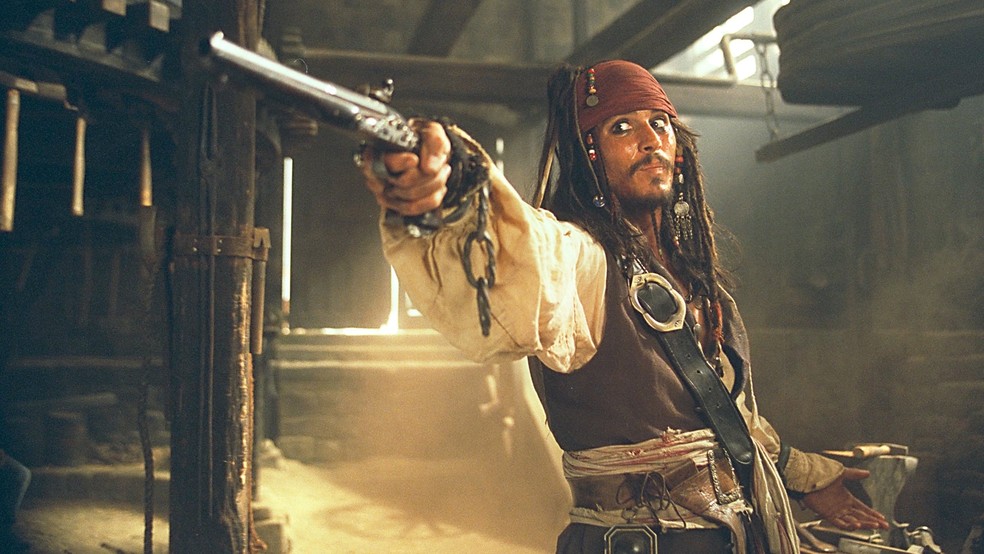 Johnny Depp como o Capitão Jack Sparrow em 'Piratas do Caribe: A Maldição do Pérola Negra' — Foto: Divulgação