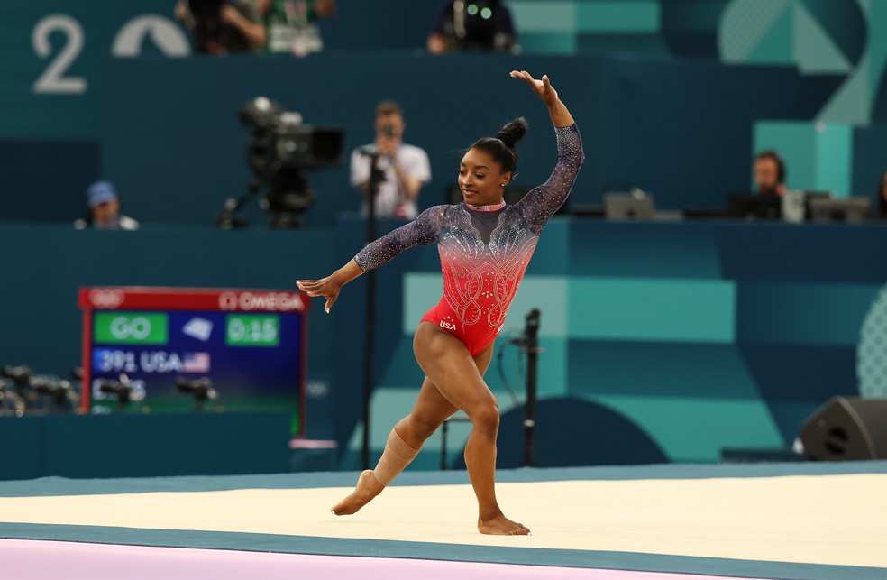 A ginasta Simone Biles na prova do solo nos Jogos Olímpicos de Paris, na qual foi derrotada pela brasileira Rebeca Andrade — Foto: Getty Images