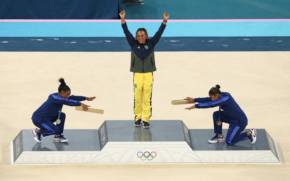 Simone Biles e Jordan Chiles homenageando a brasileira Rebeca Andrade no pódio do solo nas Olimpíadas de Paris — Foto: Getty Images