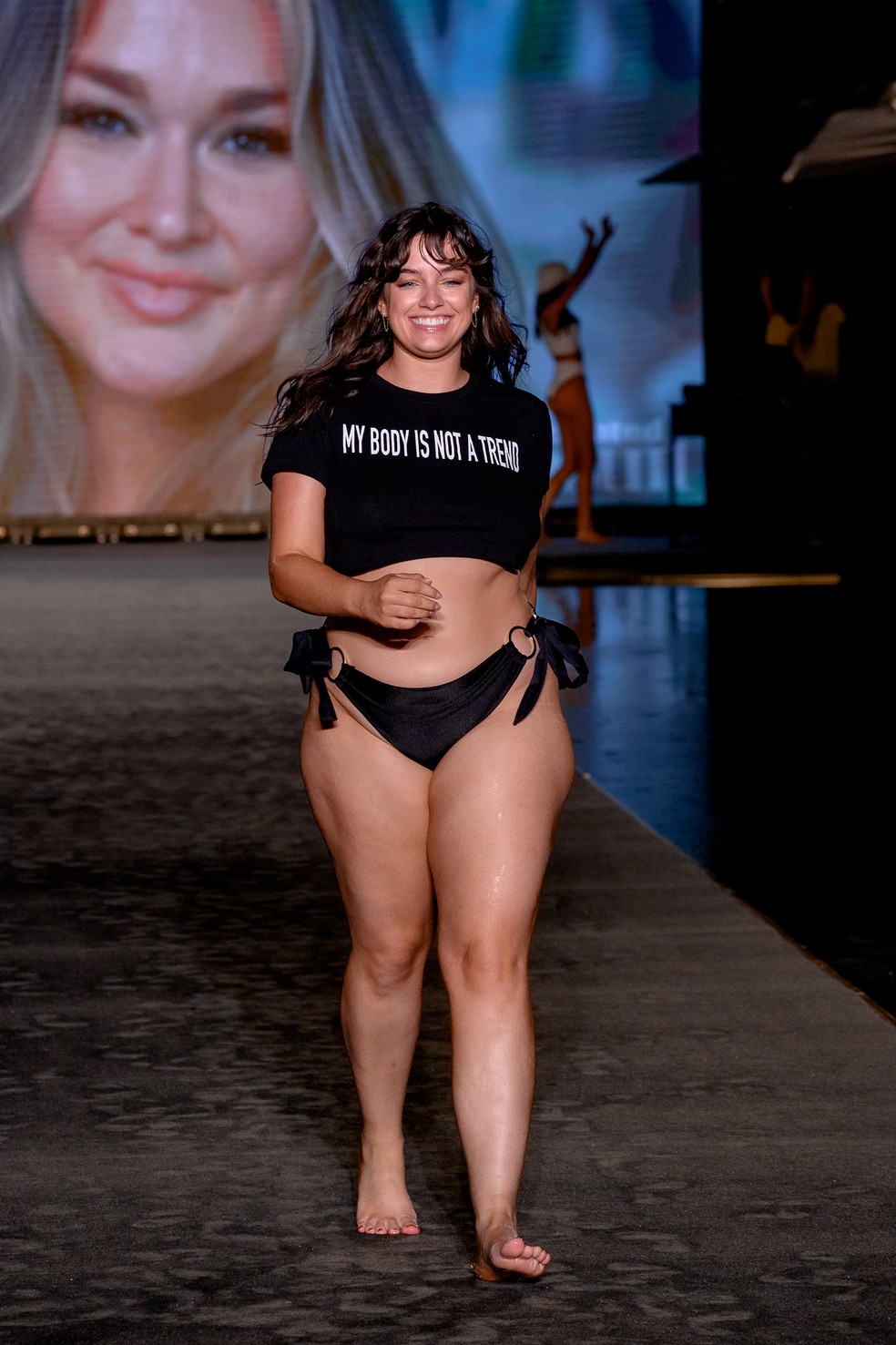 Sixtine Rouyre no desfile da Sporst Illustrated na Miami Swim Week — Foto: getty