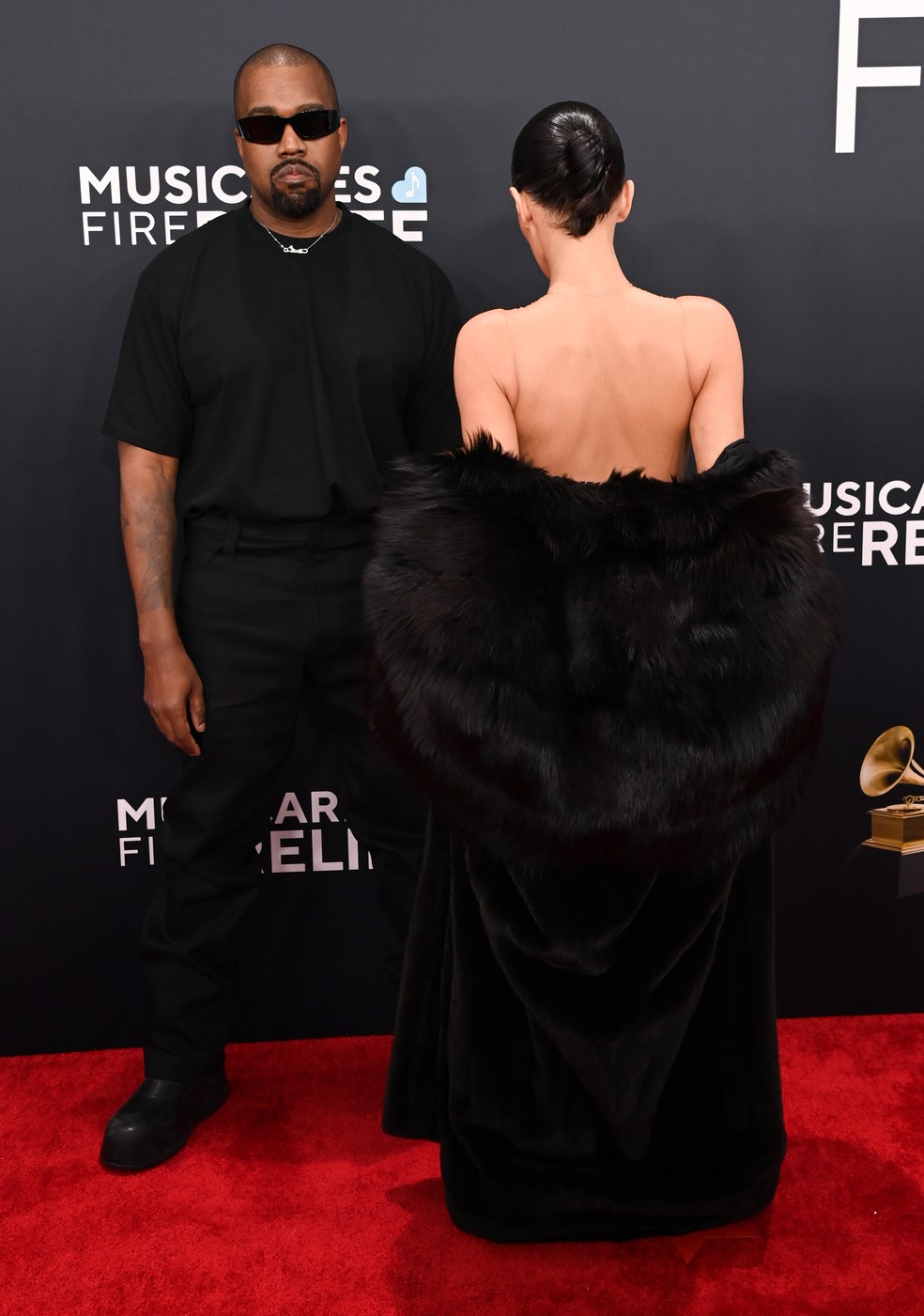 Kanye West e Bianca Censori no red carpet do Grammy — Foto: Getty Images