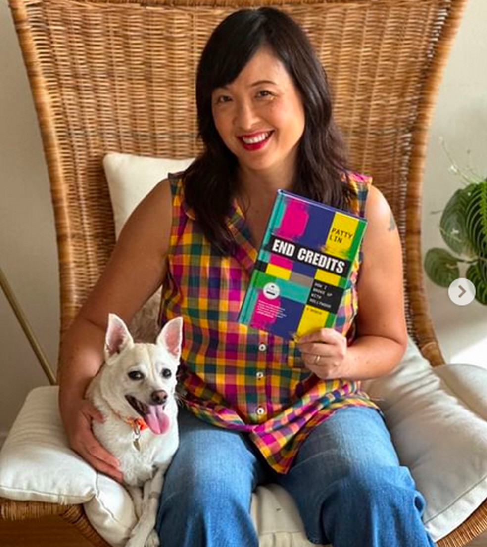 A roteirista Patty Lin com seu livro sobre Hollywood — Foto: Instagram