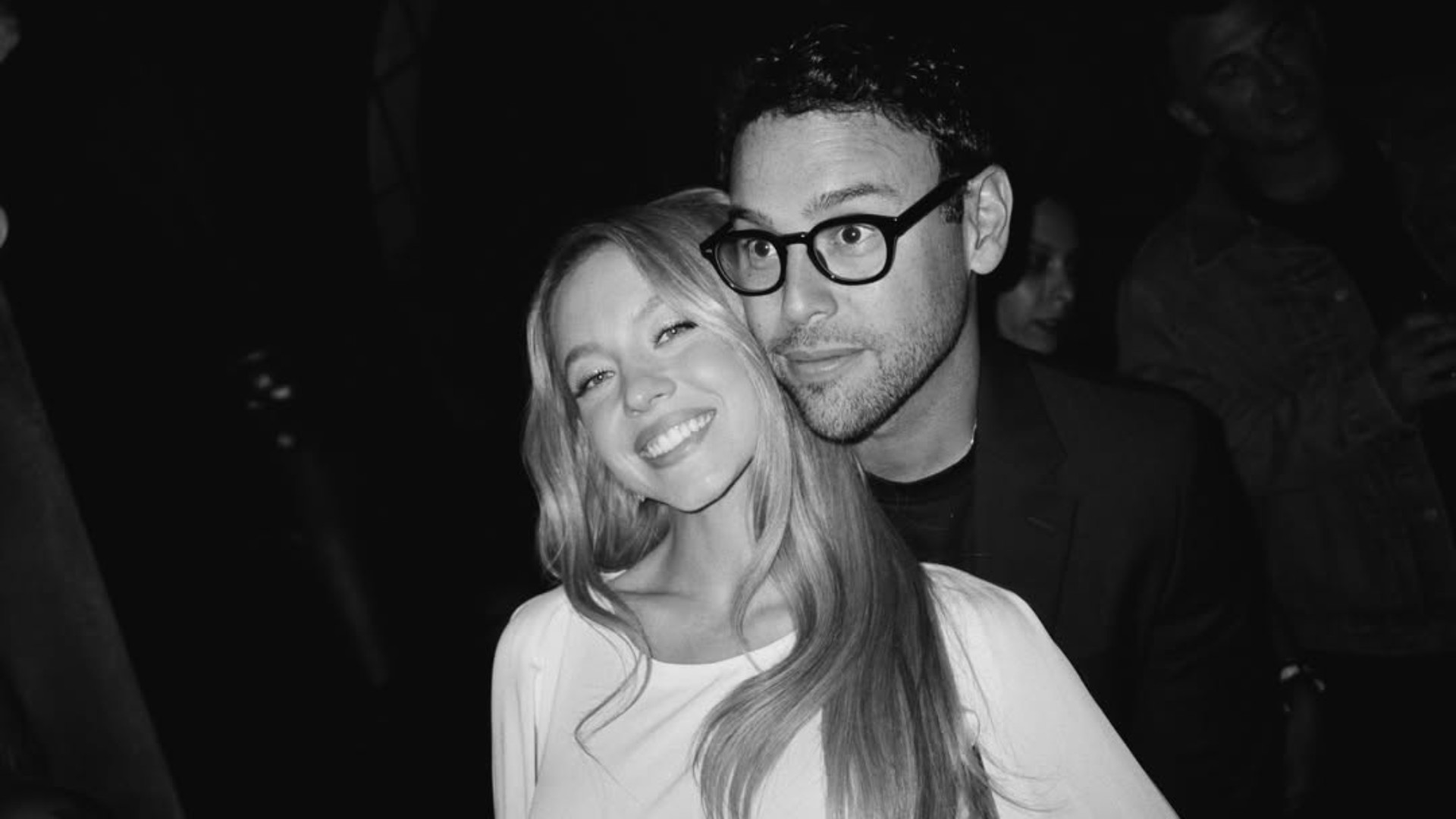 Namorado posta foto coladinho em Sydney Sweeney e admite ser 'muito sortudo' por estar com ela
