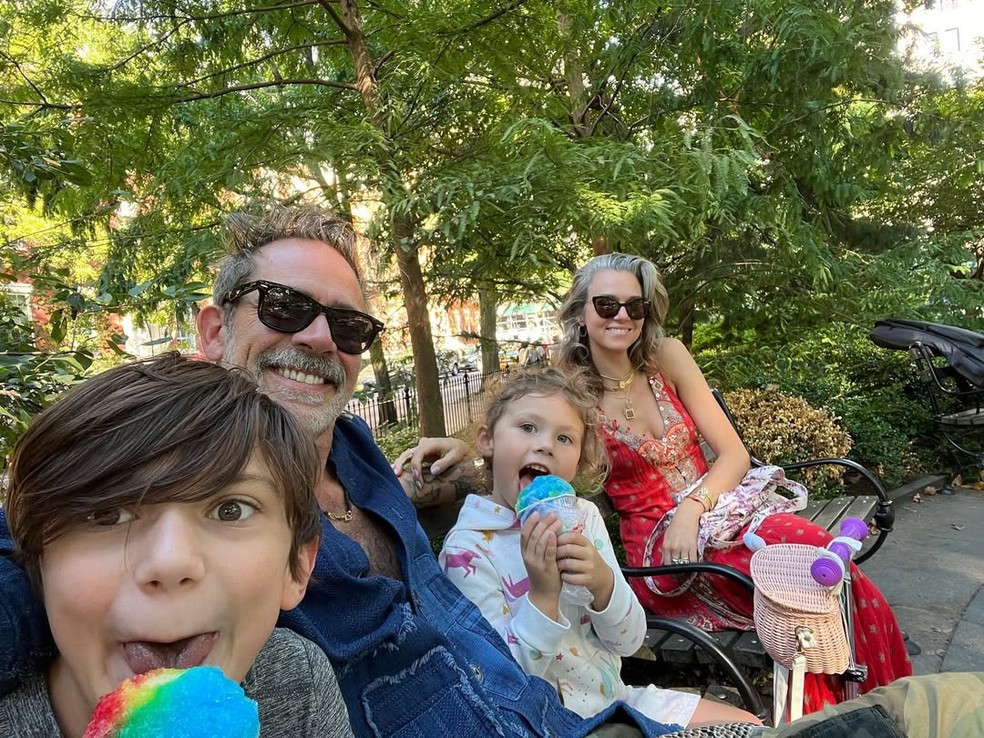 Jeffrey Dean Morgan com a esposa, Hilarie Burton, e os filhos — Foto: Reprodução/Instagram