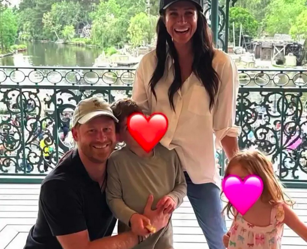 O Príncipe Harry e a atriz e Duquesa Meghan Markle com os filhos na Disney em foto de junho de 2025 — Foto: Getty Images